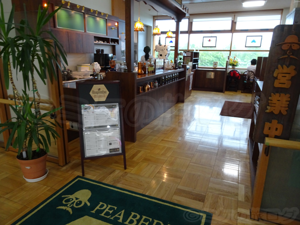 中標津空港のカフェ「PEABERRY」の入り口