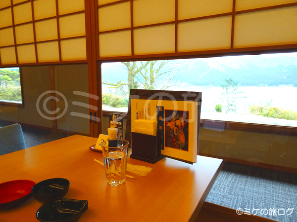 龍宮殿の食事処　廊下側の席から見える芦ノ湖