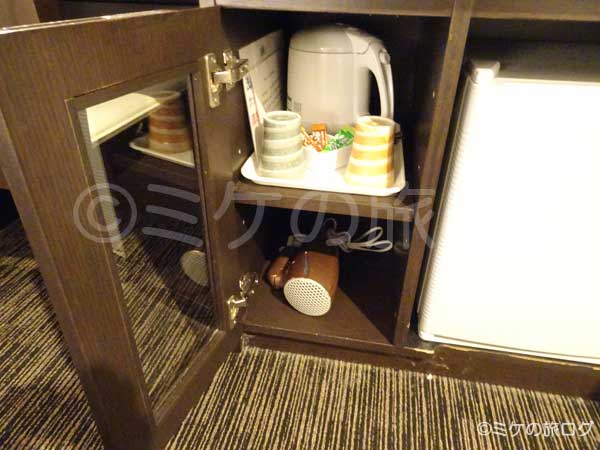 大阪空港ホテルの部屋の備品（ドライヤー、冷蔵庫、湯沸かし器、コップ）