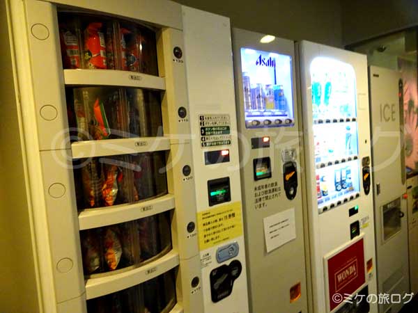 大阪空港内の飲み物やスナック菓子などの自動販売機と製氷機