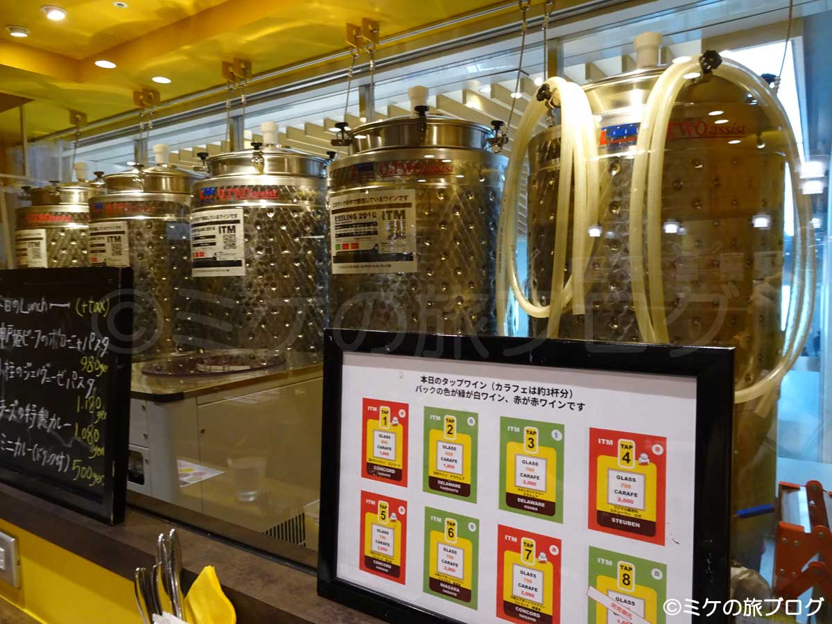 伊丹・大阪空港内のレストラン、「大阪エアポートワイナリー」のワインの貯蔵タンク
