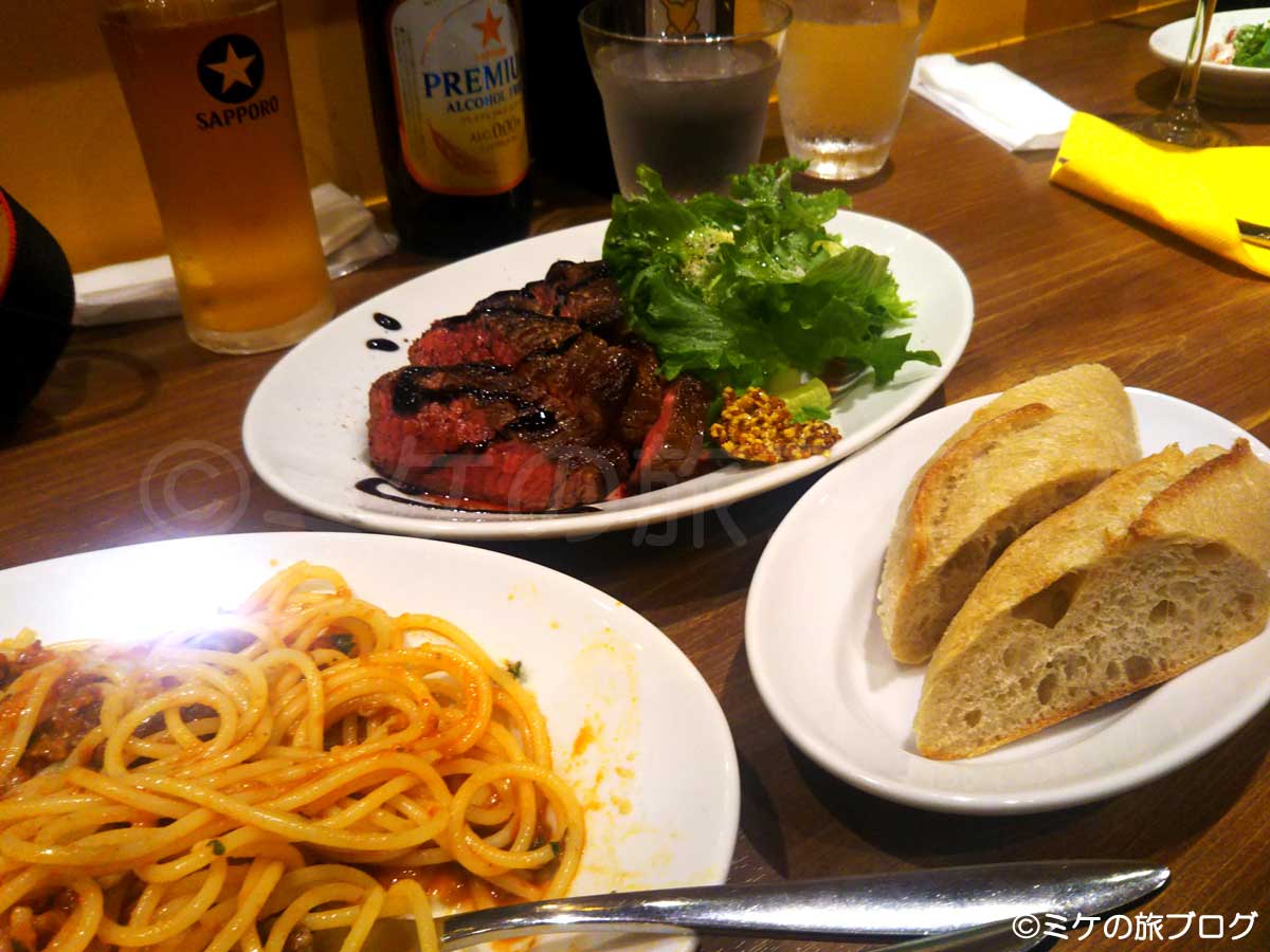 伊丹・大阪空港内のレストラン、「大阪エアポートワイナリー」のランチメニュー「牛赤身肉のステーキ」と「ノンアルコールビール」