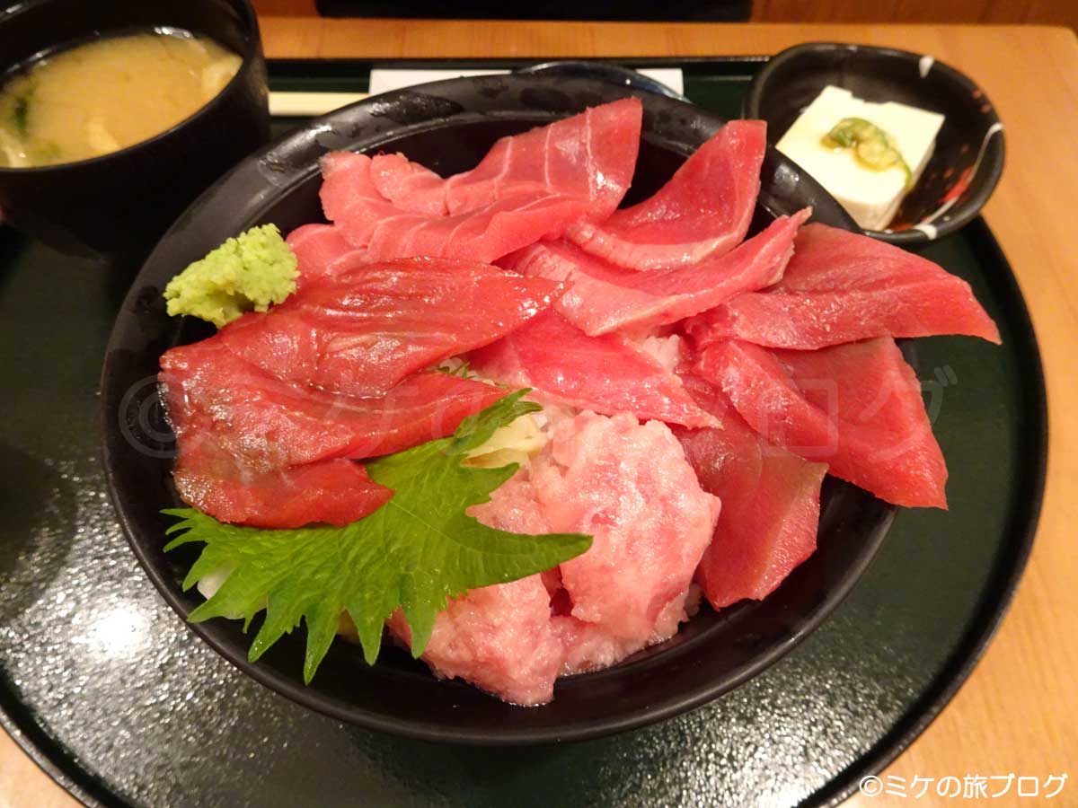 伊丹・大阪空港内のレストラン、「黒門　まぐろのエン時」で注文した本マグロ三昧丼