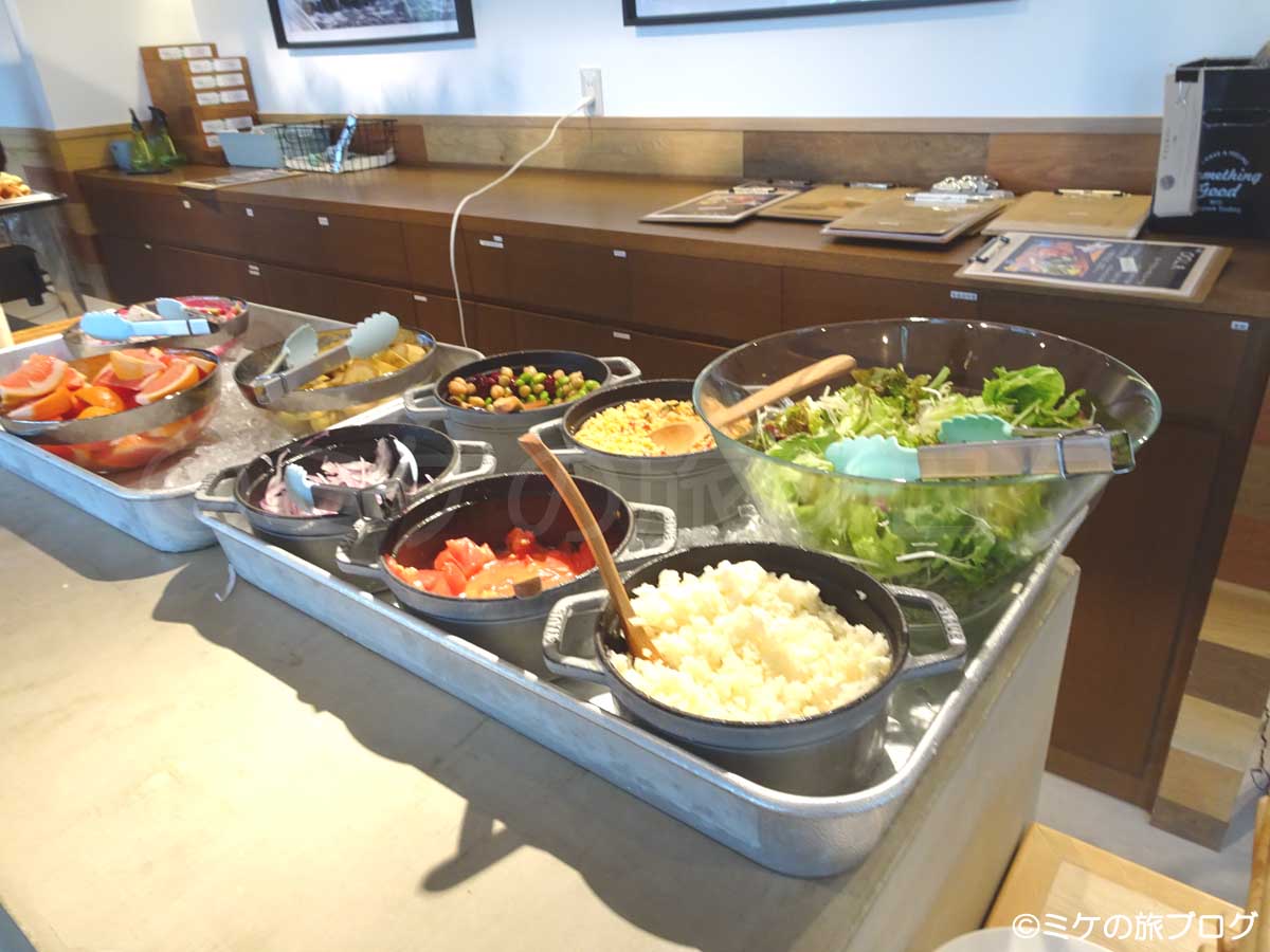 伊丹・大阪空港内のレストラン、「ノースショアカフェアンドダイニング」の洋食バイキングのフルーツとサラダ
