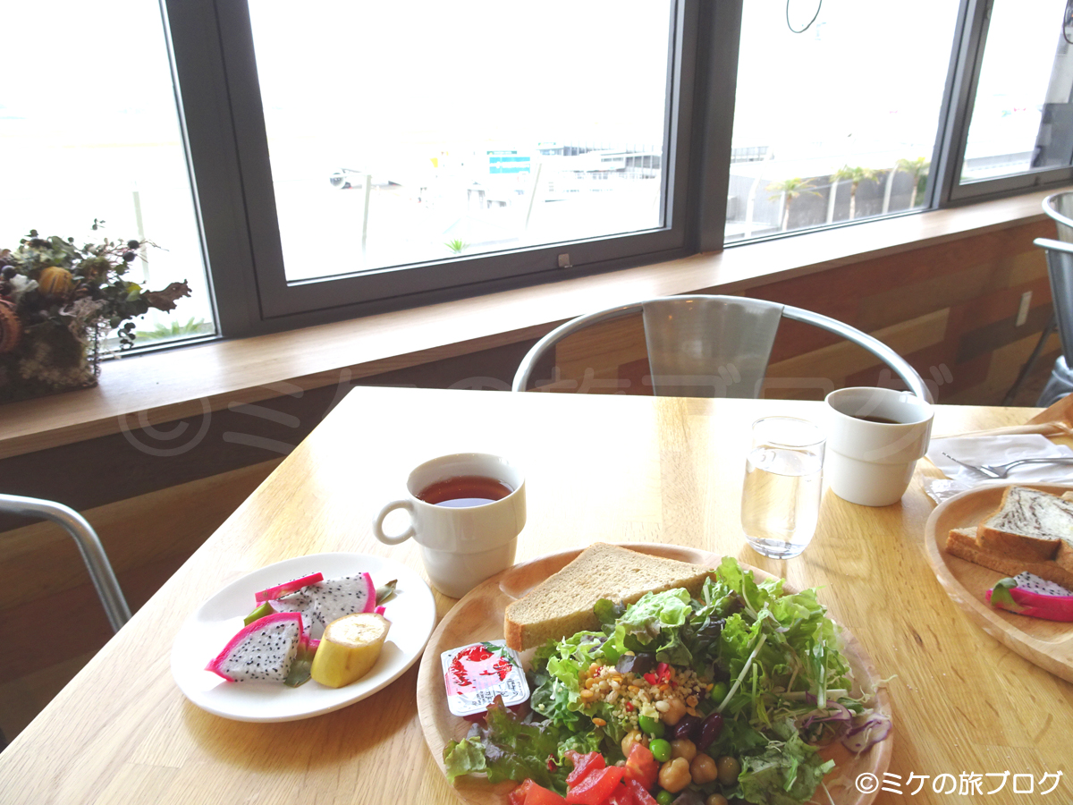 伊丹・大阪空港内のレストラン、「ノースショアカフェアンドダイニング」の洋食バイキング。窓の外に滑走路が見えます。