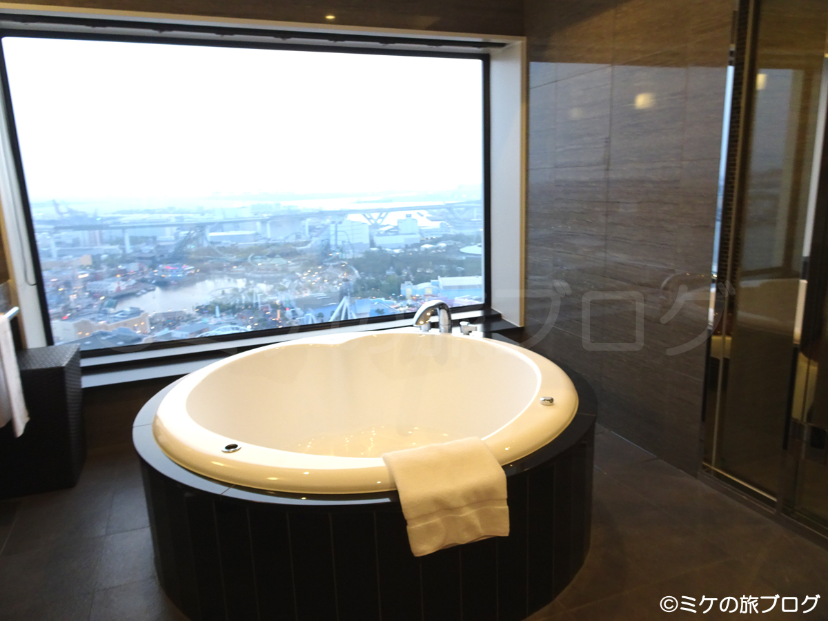 「ザ パーク フロント ホテル アット ユニバーサル・スタジオ・ジャパン」のビューバスタイプの部屋の風呂