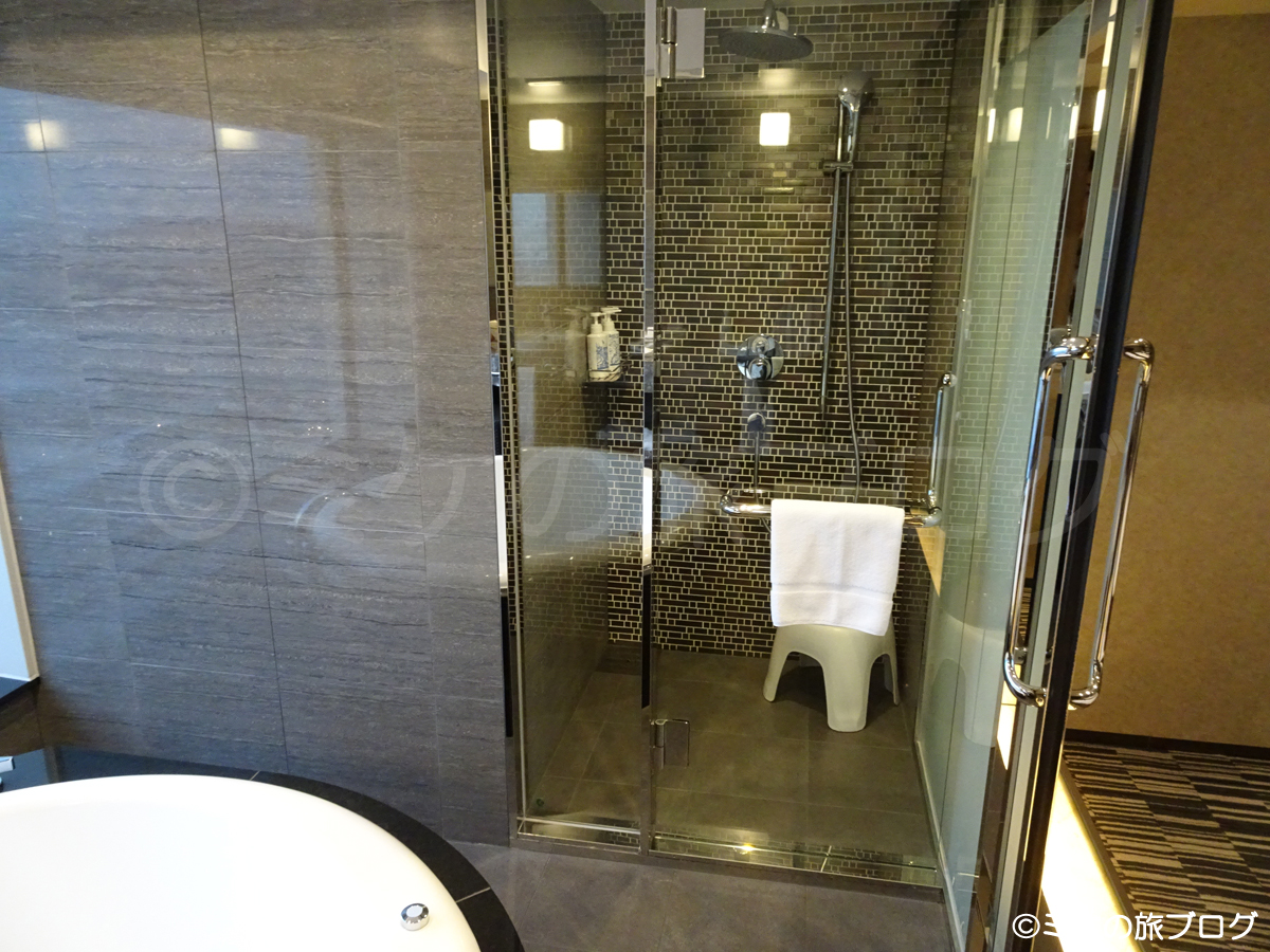 「ザ パーク フロント ホテル アット ユニバーサル・スタジオ・ジャパン」のビューバスタイプの部屋のシャワールーム