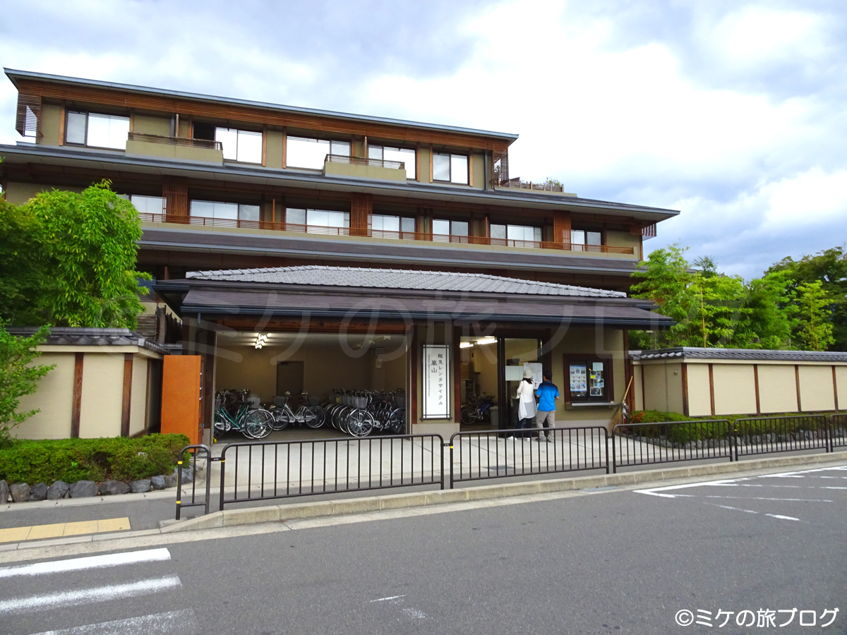 阪急嵐山駅前にある京都 嵐山温泉 花伝抄（かでんしょう）。レンタサイクルも行ってます。