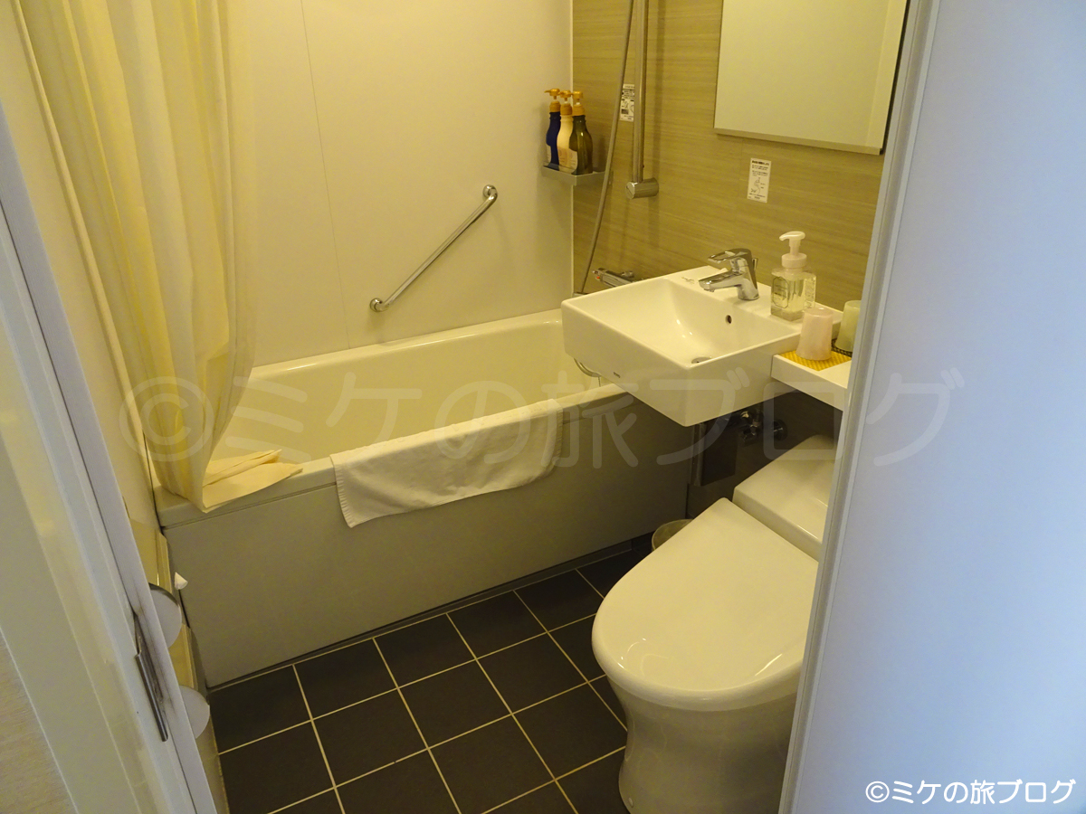 ハトヤ瑞鳳閣のエコノミーツインのバストイレはユニットタイプ。