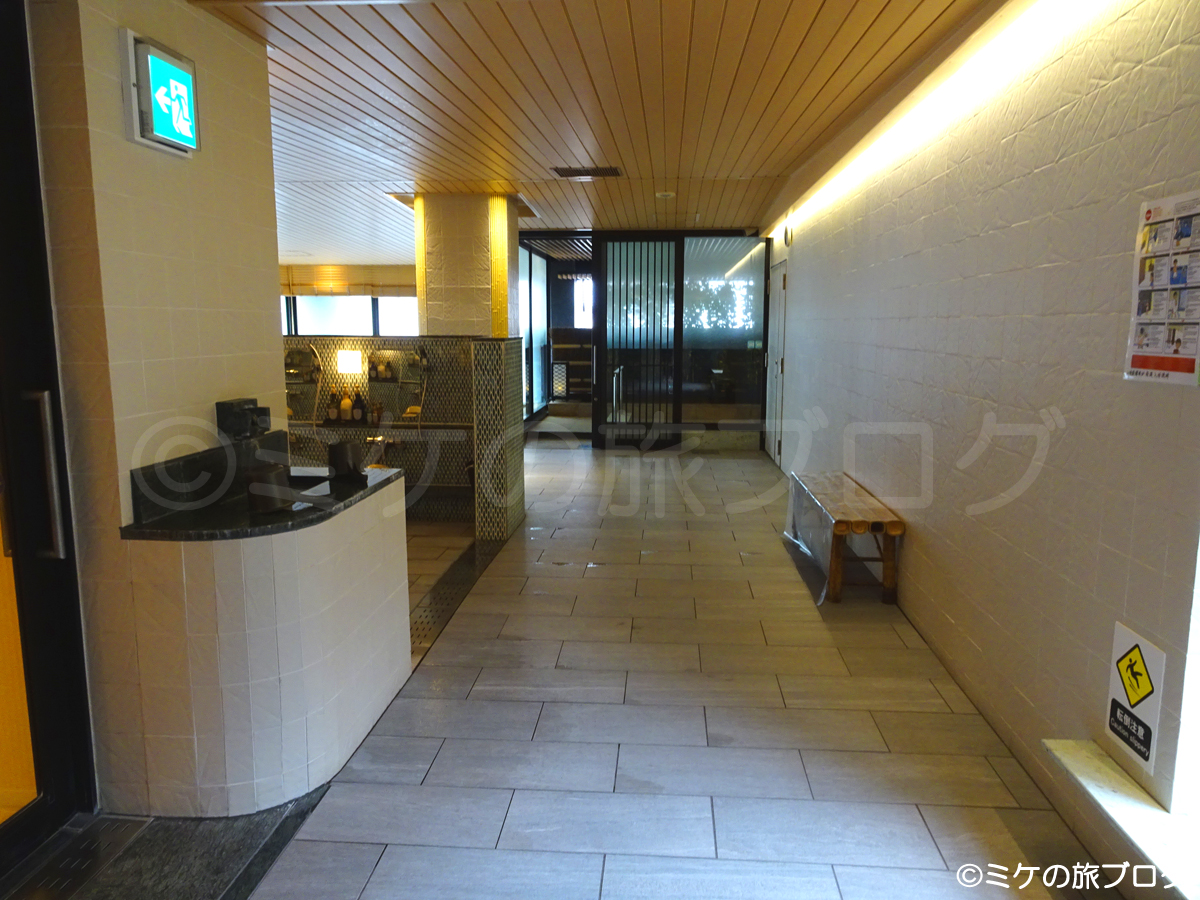 ハトヤ瑞鳳閣の温泉大浴場の入り口。きれいに清掃されていて清潔な印象。