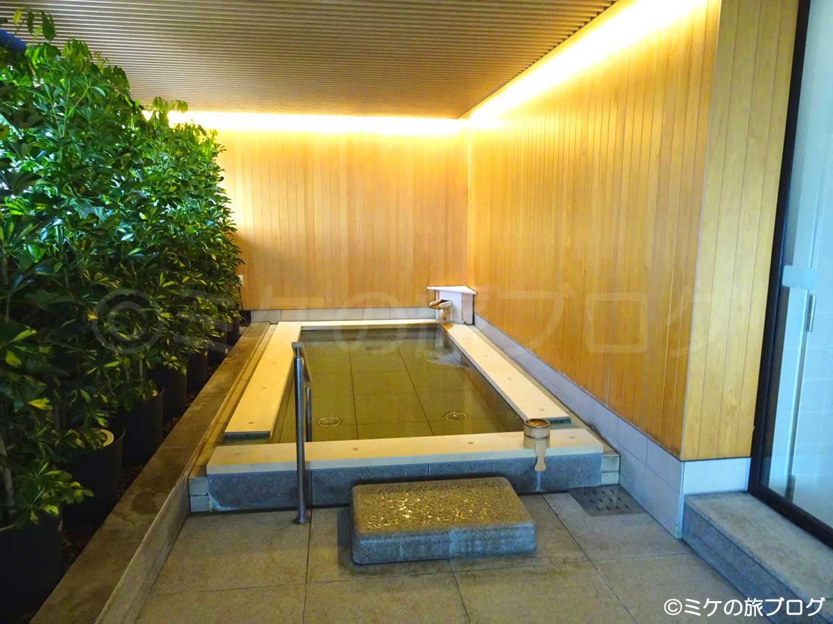 京都駅前の温泉やど、ハトヤ瑞鳳閣のヒノキの露天風呂。
