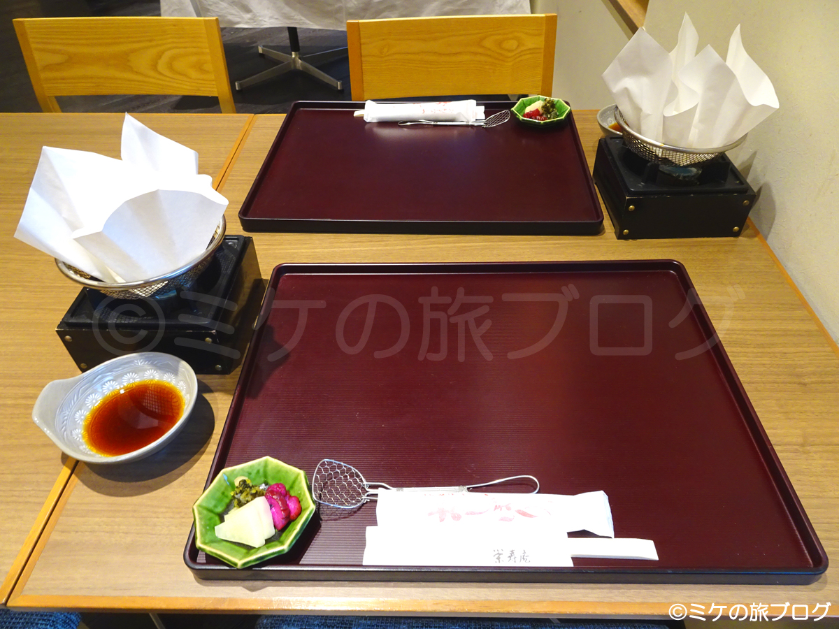 「ハトヤ瑞鳳閣」の朝食はレストラン「栄寿庵」で。テーブルにはお膳のセッティングが整ってました。