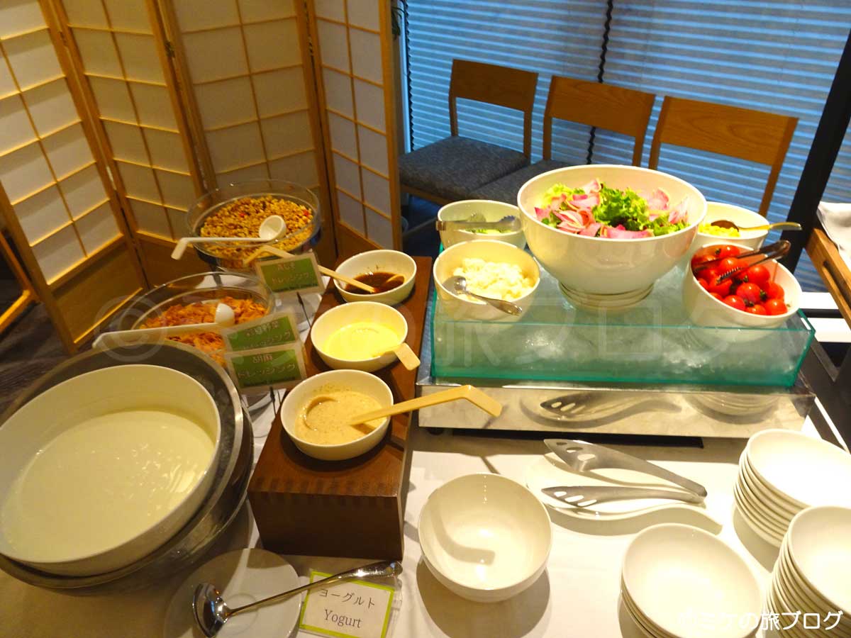「ハトヤ瑞鳳閣」の朝食。サラダやヨーグルトはブッフェスタイルでいただけます。