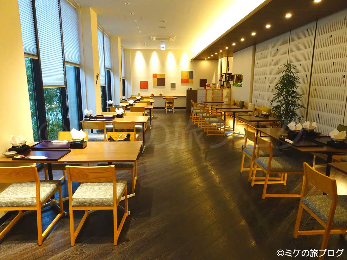 レストラン「栄寿庵」の店内。4人掛けのテーブル席が並んでます。