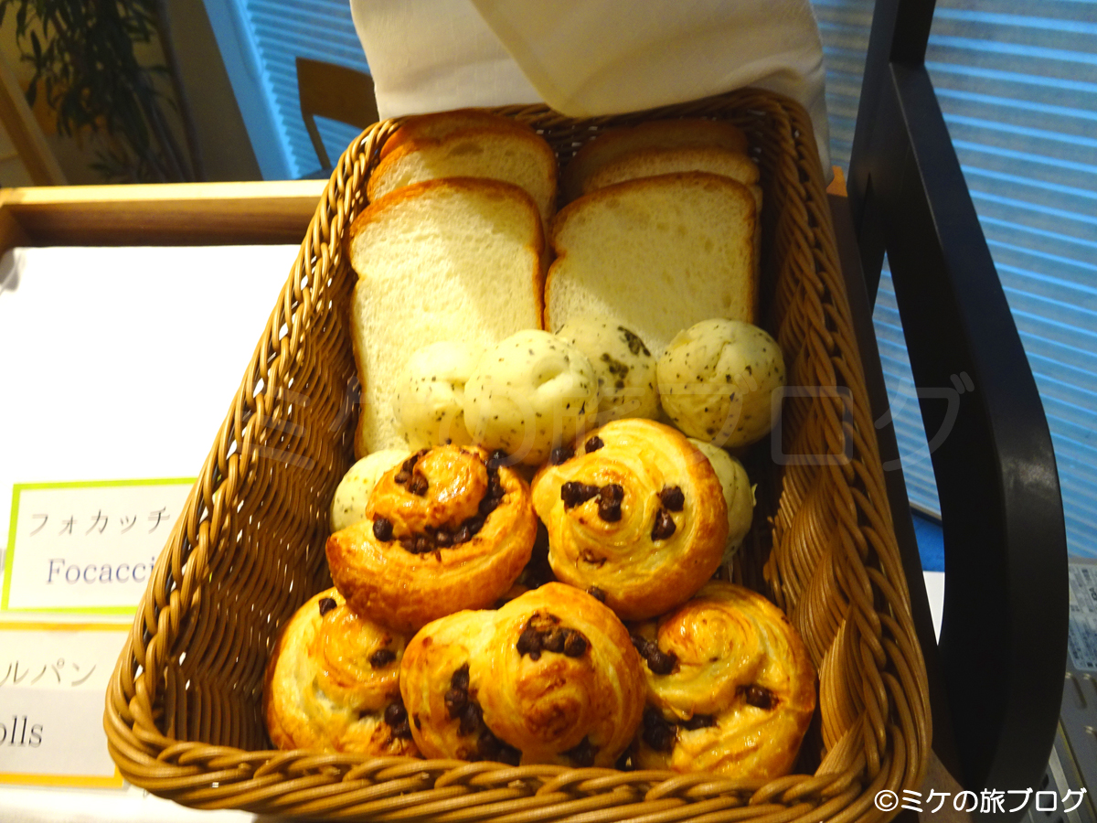 「ハトヤ瑞鳳閣」の朝食。4種のパンもブッフェスタイルでいただけます。