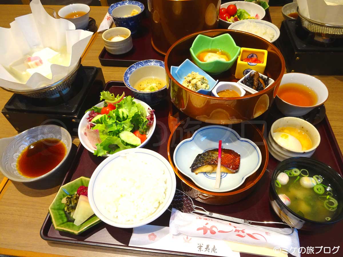 「ハトヤ瑞鳳閣」の朝食は湯豆腐と湯葉がメインの和食膳。