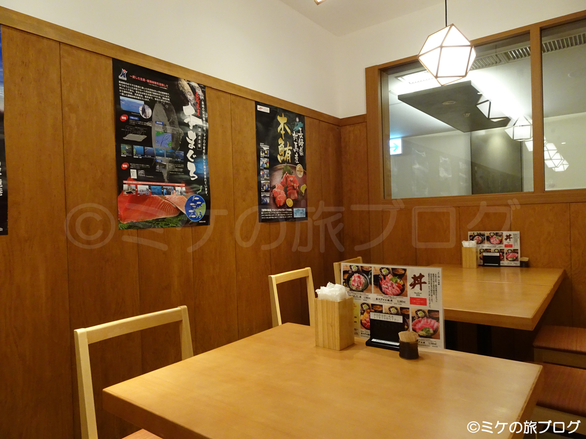 伊丹・大阪空港内のレストラン、「黒門　まぐろのエン時」のテーブル席