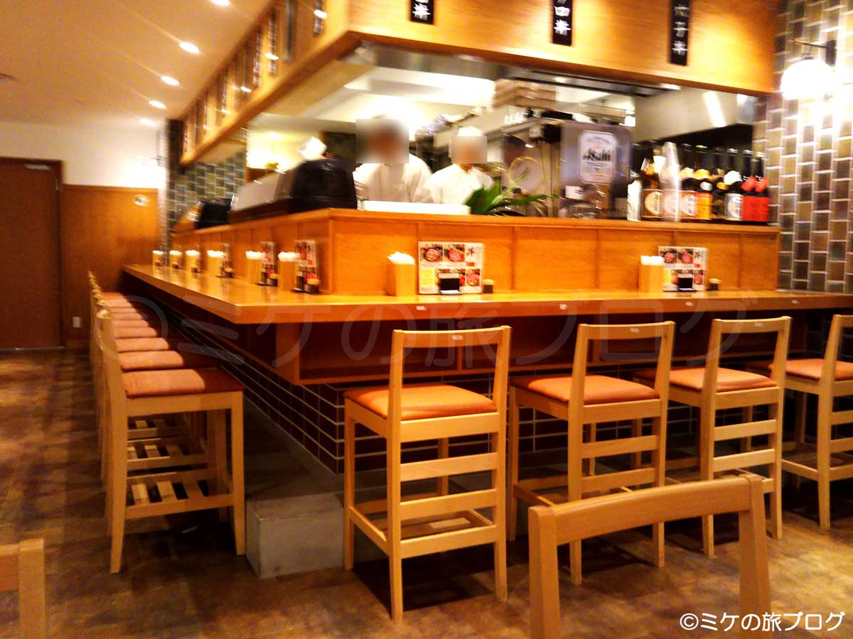 伊丹・大阪空港内のレストラン、「黒門　まぐろのエン時」のカウンター席