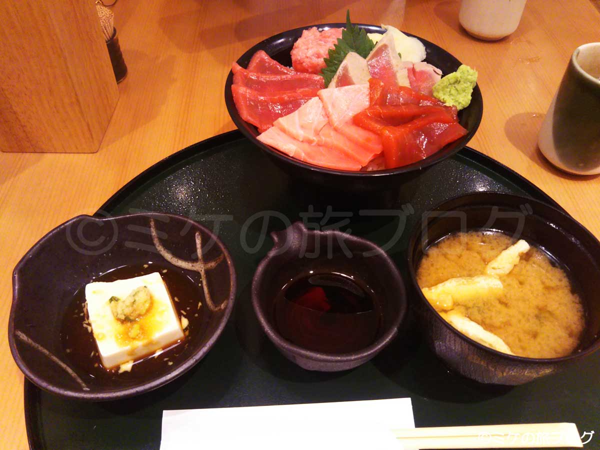 伊丹・大阪空港内のレストラン、「黒門　まぐろのエン時」で注文した本マグロ三昧丼