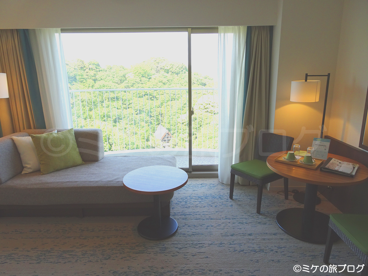 下田東急ホテルのスーペリアツインの部屋。バルコニーからはグリーンが見える。