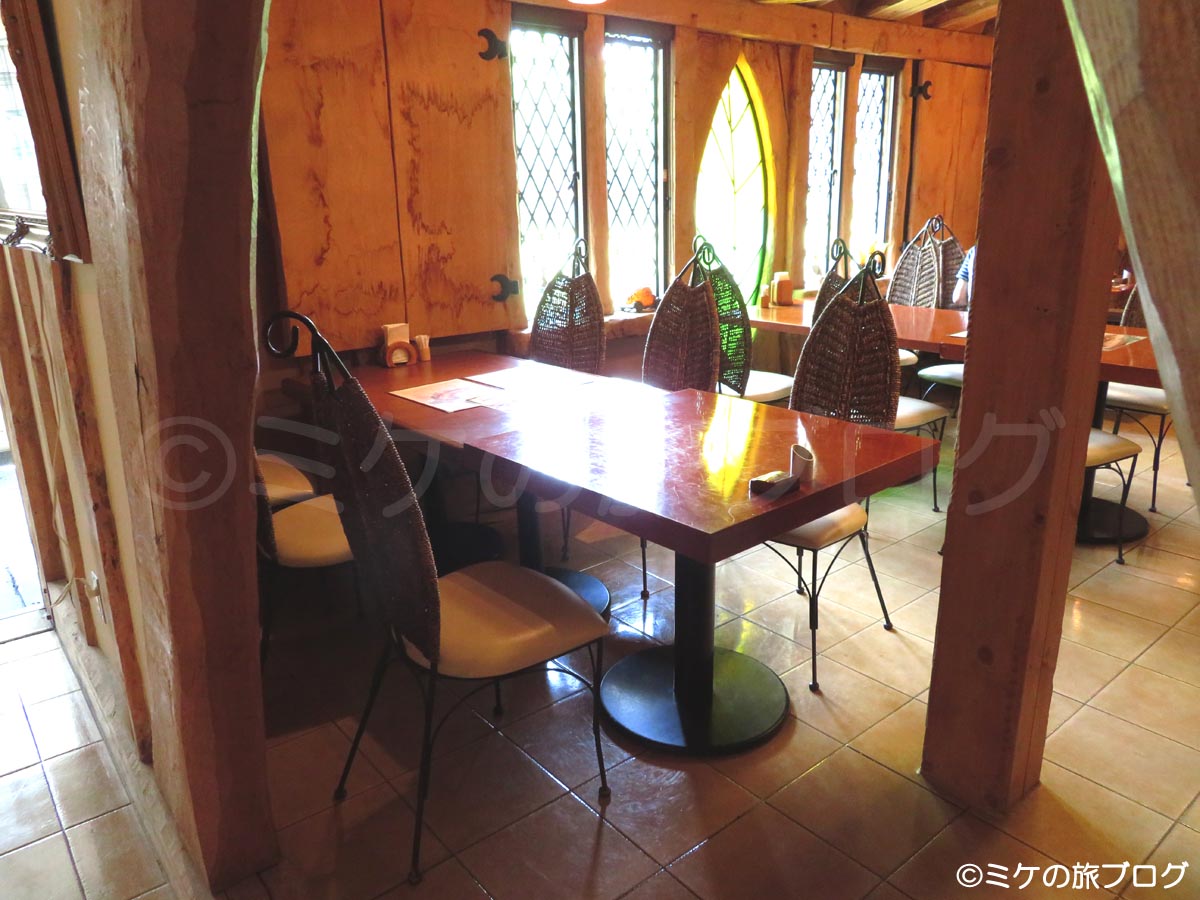 えこりん村の「森のレストラン－天満－」のテーブル席