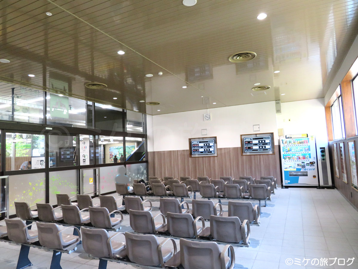 越後湯沢駅の新幹線構内の待合室の様子