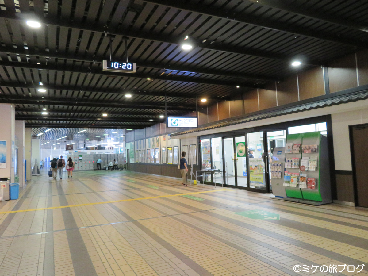 越後湯沢駅の新幹線の改札口を出て東口方面を見た様子