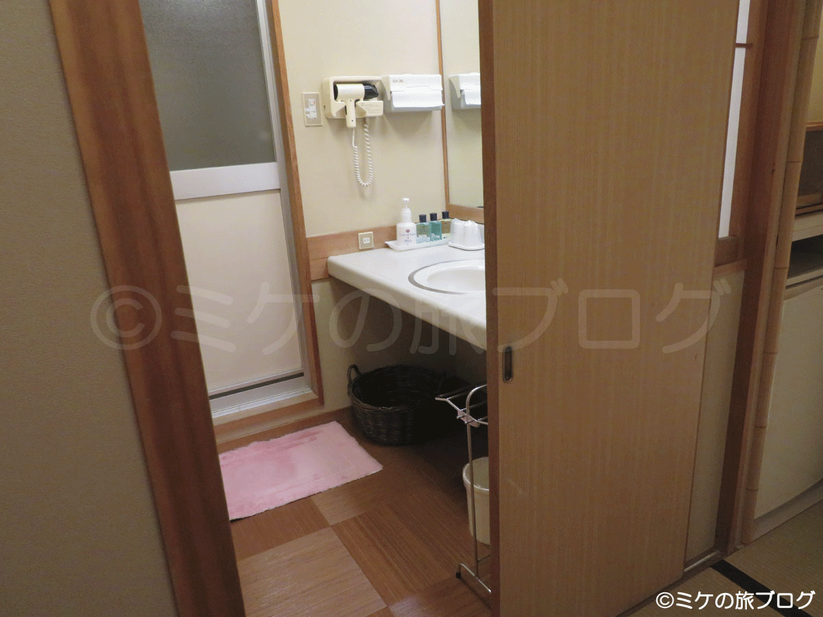 「松泉閣　花月」の純和室のバス、トイレ、洗面台