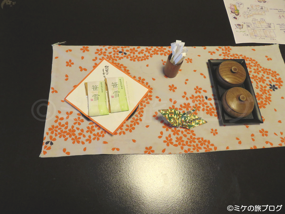 「松泉閣　花月」の純和室の部屋のお茶セット