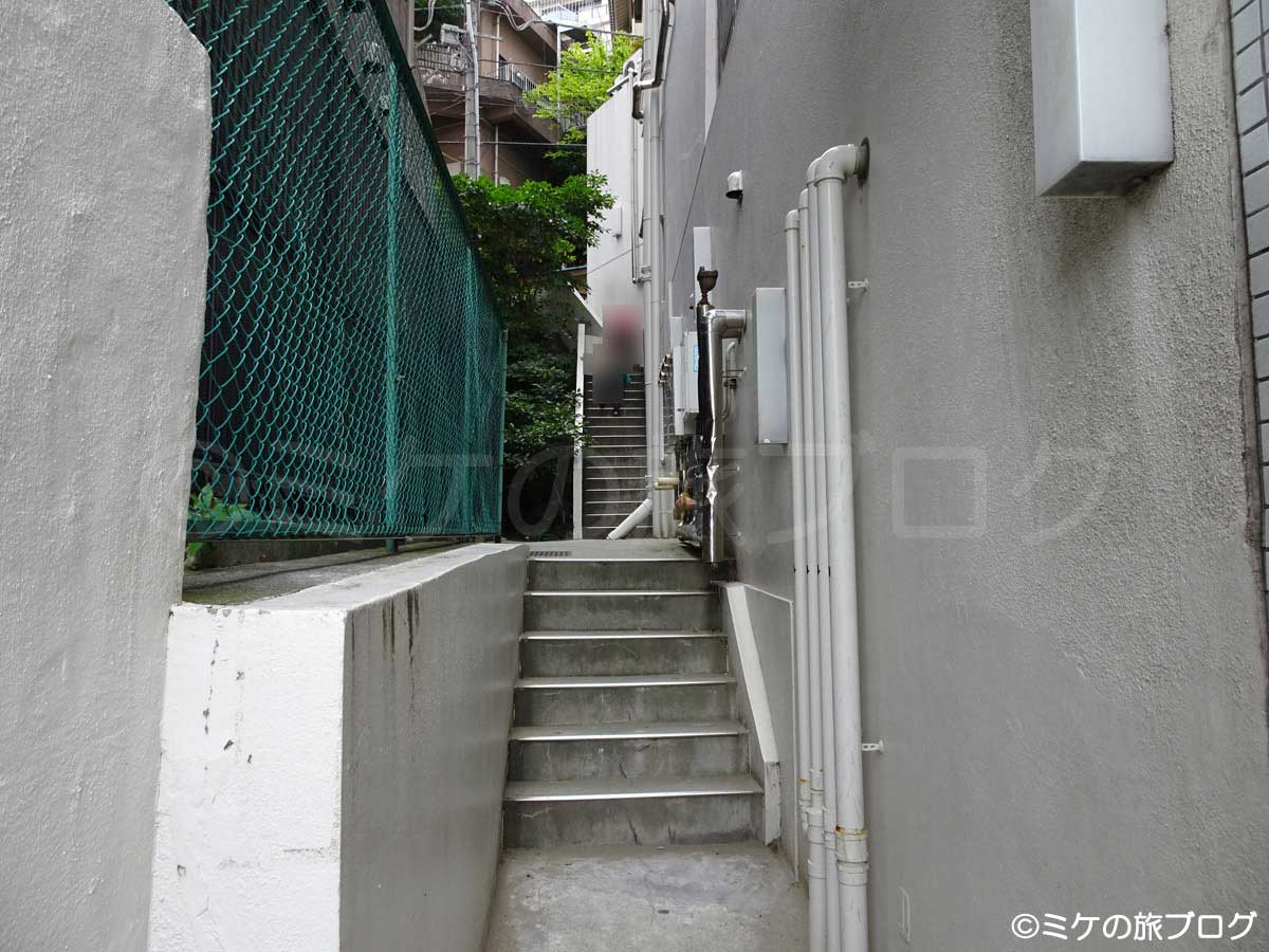 熱海シーサイド・スパ＆リゾートの横の階段
