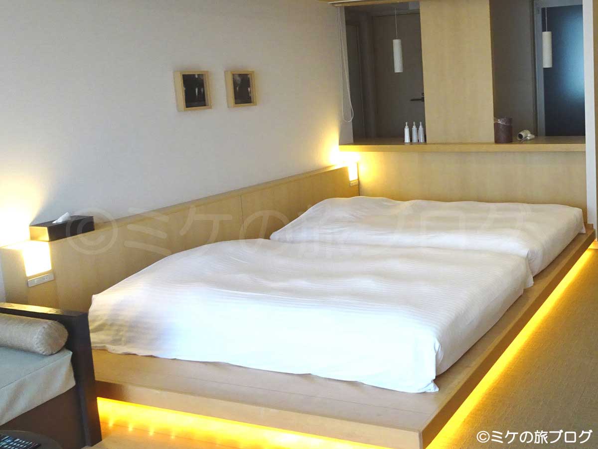 熱海シーサイドスパ＆リゾートの客室のベッドまわり