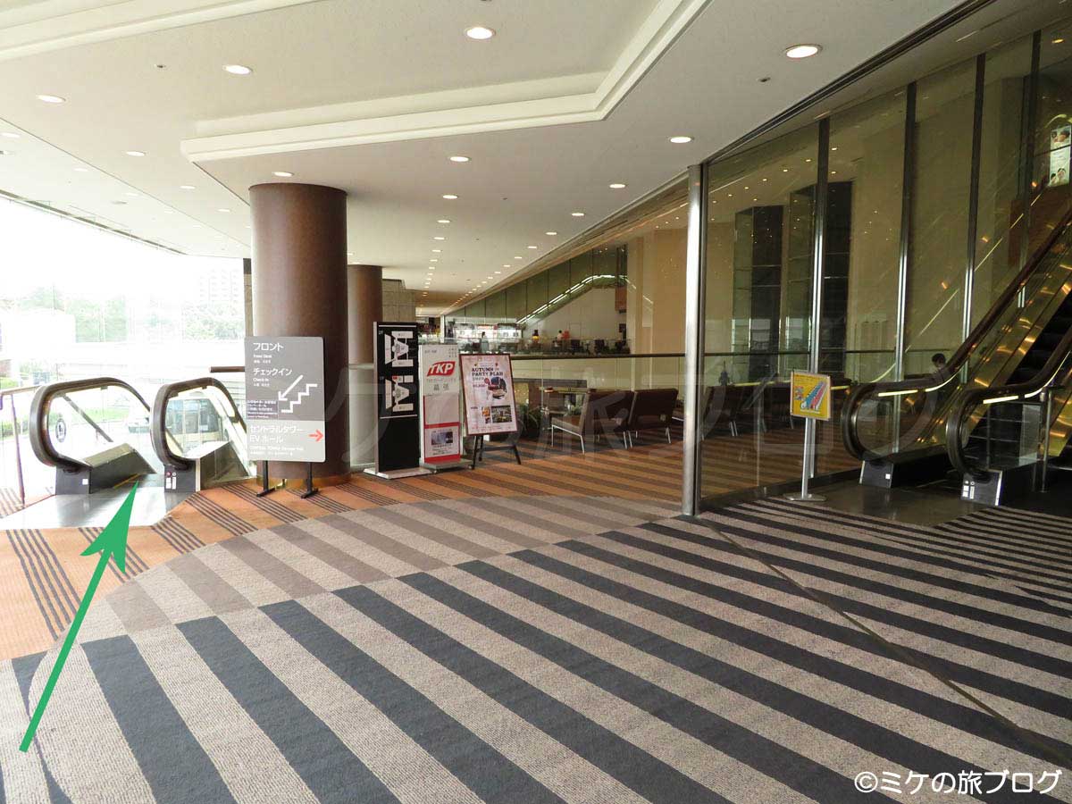 APAホテル東京ベイ幕張の2階のエスカレーター