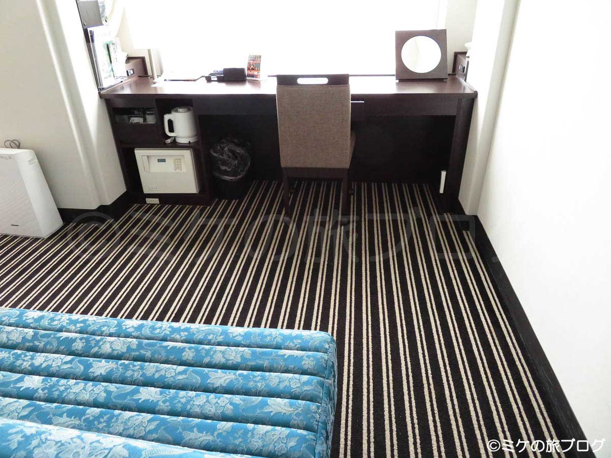 APAホテル東京ベイ幕張のデラックスツインのテレビ台とデスク