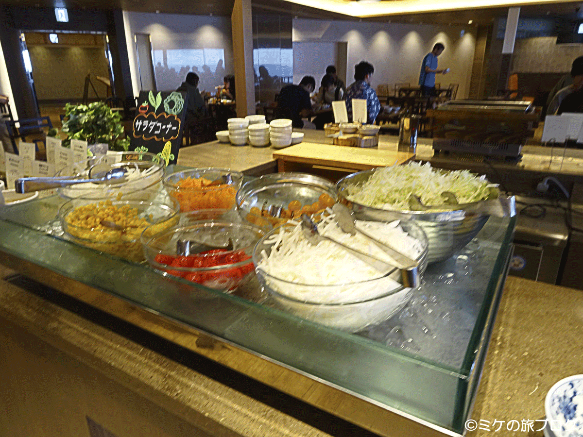 熱海シーサイド・スパ＆リゾートの朝食のブッフェ台の様子