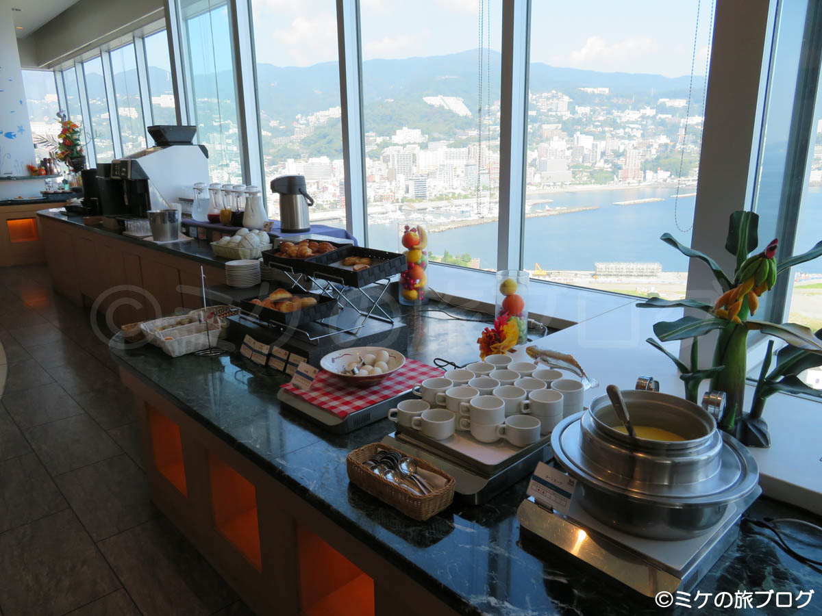 熱海後楽園ホテルのタワー館「TOP・OF・ATAMI 」の朝食ブッフェ。パン、飲み物コーナーの様子。