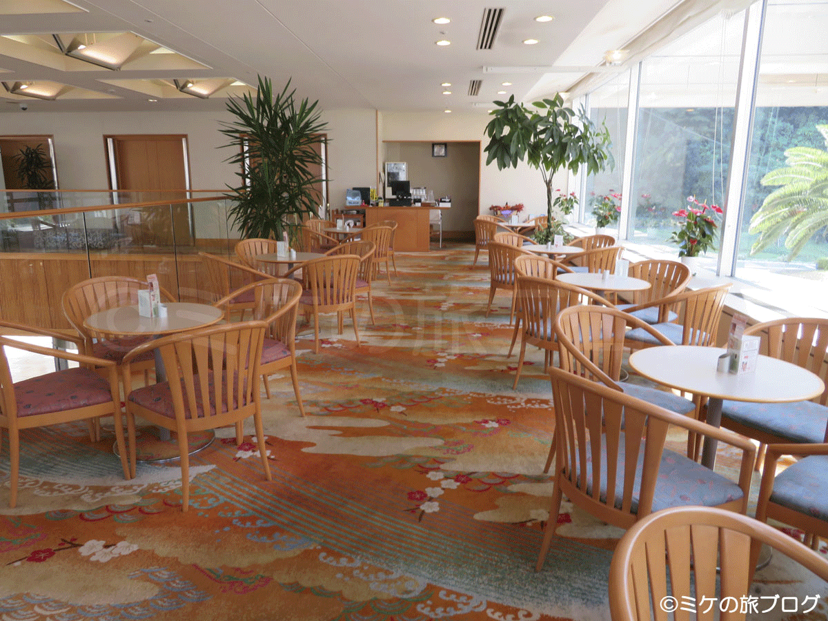 熱海後楽園ホテルのカフェ「コンフォール」の様子