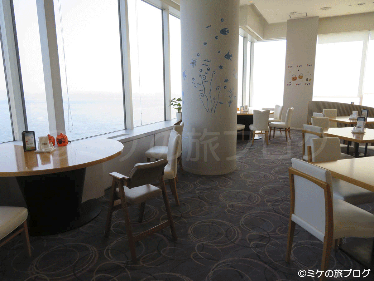 熱海後楽園ホテルのタワー館「TOP・OF・ATAMI 」の初島側の席の様子