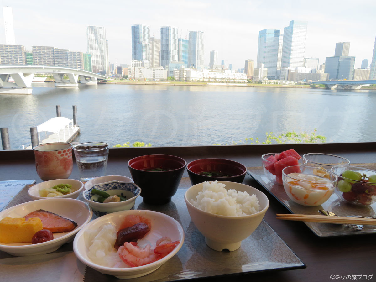 ラビスタ東京ベイ　朝食 外の景色を見ながら