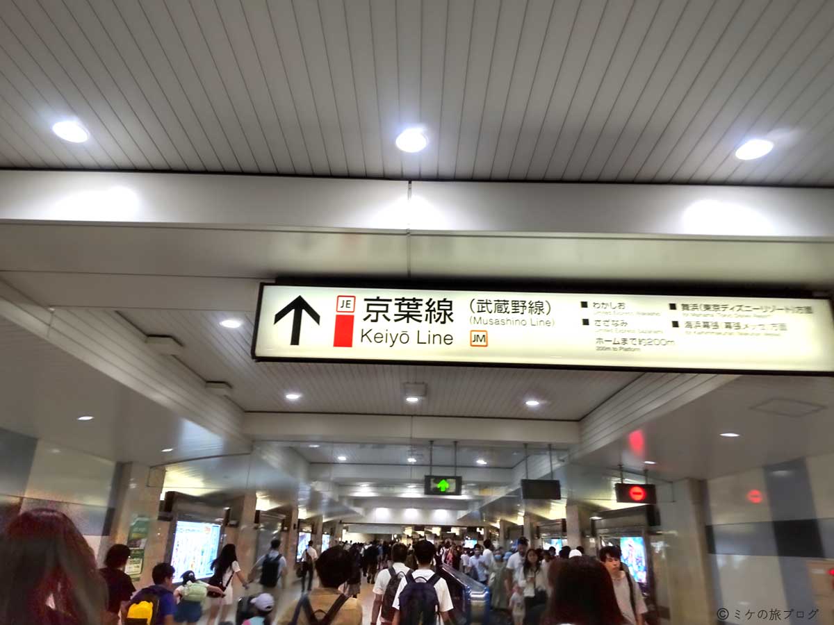 東京駅京葉線ホームに向かうエスカレーター